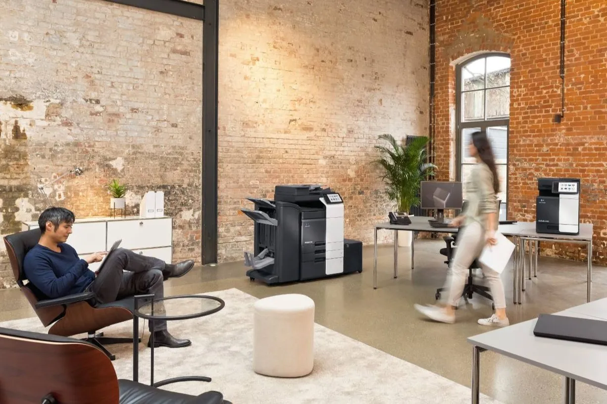 Multifunktionsgerät in einem Büro mit Backsteinwänden