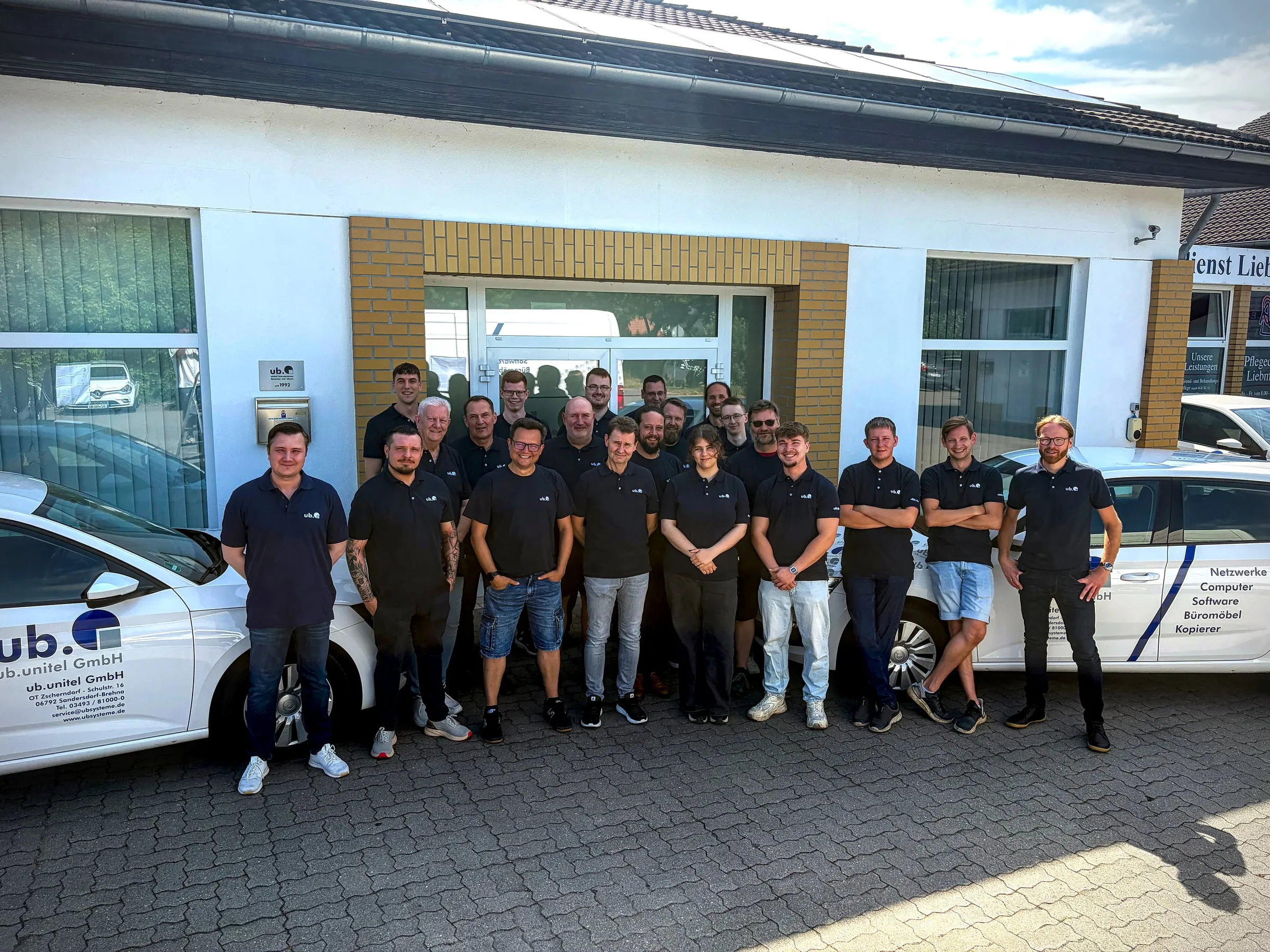 Das Team der ub.unitel GmbH vor dem Firmengebäude in Sandersdorf-Brehna